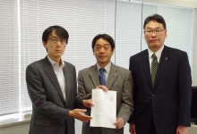 左から熊本副会長、菅野誠学校長協会会長、田中清美ＰＴＡ連合会会長